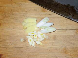 2、可乐鸡翅根 带给你不一样的吃鸡感受,腌制翅根的过程中把葱姜蒜切好备用。