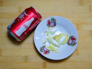 3、可乐鸡翅根 带给你不一样的吃鸡感受,准备可乐一听,这么一听是330毫升,相信我,绝对用不完,有的菜谱要倒进去一听半,最后的味道绝对会过甜的。