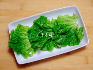 4、可乐鸡翅根 带给你不一样的吃鸡感受,生菜叶子用清水洗净,沥干水分,铺到盘子里垫底。