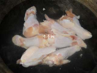 5、可乐鸡翅根 带给你不一样的吃鸡感受,腌制好的翅根冷水入锅,开大火烧开。