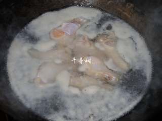 6、可乐鸡翅根 带给你不一样的吃鸡感受,水将沸的时候会出现很多的浮沫儿,用筛网打出浮沫。