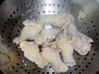 7、可乐鸡翅根 带给你不一样的吃鸡感受,焯水后的翅根用温热水冲洗干净后沥干水分备用。