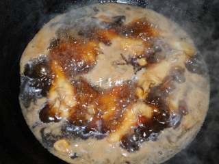 8、可乐鸡翅根 带给你不一样的吃鸡感受,倒入250毫升可乐和一些温水,水面略微没过翅根为宜,加蚝油、生抽、老抽、适量盐调味,转小火焖上15分钟。