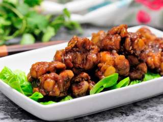 9、可乐鸡翅根 带给你不一样的吃鸡感受,汤汁浓郁、鸡肉软烂的可乐翅根就做好了,来上一口,鸡肉是又嫩又软烂。一大口一个翅根,带来的是无限的满足感。