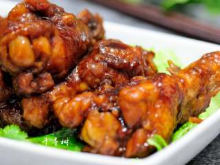 11、可乐鸡翅根 带给你不一样的吃鸡感受,给可乐翅根来张近照,真是让人食欲大开的美食,米饭又可以多吃三碗了。