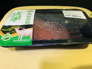 2、猪肝菠菜汤,新鲜猪肝，一半煮汤，一半第二餐炒着吃；