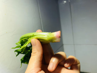 4、猪肝菠菜汤,菠菜的红根营养价值很高，不要丢弃；