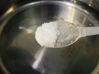 5、猪肝菠菜汤,汤锅接清水，加少许盐；