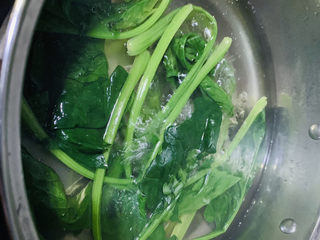 7、猪肝菠菜汤,大火烧开，加入菠菜，菠菜捞下，去草酸；
