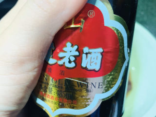 10、猪肝菠菜汤,把洗净切片的猪肝放碗里，加少许老酒；