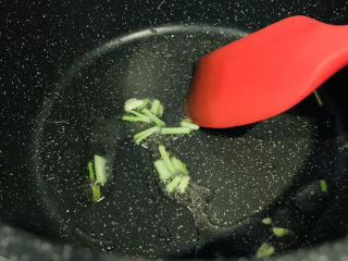 13、猪肝菠菜汤,锅里加少许油，加入葱白，大火炒香；