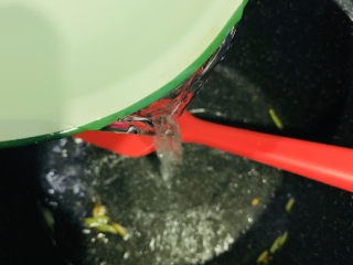 14、猪肝菠菜汤,加入适量清水；