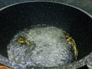 15、猪肝菠菜汤,盖住锅盖，把汤底烧开；