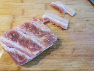 1、家庭版快手烧烤大餐·有肉有菜,五花肉切片