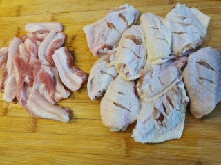 2、家庭版快手烧烤大餐·有肉有菜,鸡翅正反面切三斜刀