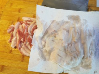 3、家庭版快手烧烤大餐·有肉有菜,厨房纸吸干水分