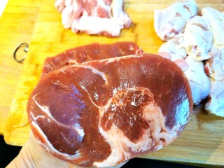 4、家庭版快手烧烤大餐·有肉有菜,取两块牛排