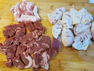 5、家庭版快手烧烤大餐·有肉有菜,切成小块