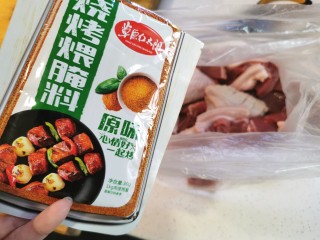6、家庭版快手烧烤大餐·有肉有菜,肉类食材放入一个塑料袋