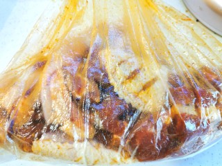 8、家庭版快手烧烤大餐·有肉有菜,将腌料抓均匀