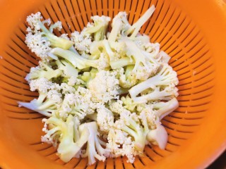 9、家庭版快手烧烤大餐·有肉有菜,菜花半个洗净切小块