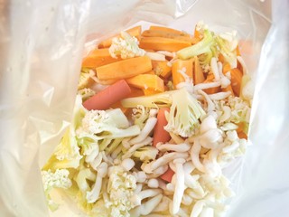 13、家庭版快手烧烤大餐·有肉有菜,蔬菜类加火腿肠类容易熟的食材放入一个塑料袋