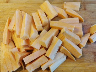 10、家庭版快手烧烤大餐·有肉有菜,红薯一个去皮，洗净，切条