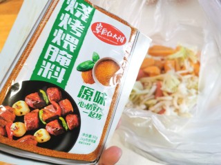 14、家庭版快手烧烤大餐·有肉有菜,取出刚才剩下的半袋腌料