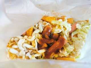 17、家庭版快手烧烤大餐·有肉有菜,烧烤酱挤出少许到食材中