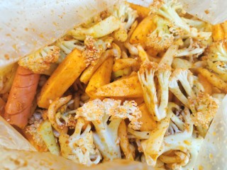 18、家庭版快手烧烤大餐·有肉有菜,将调料抓均匀