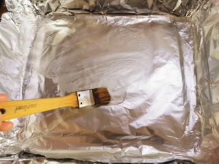 19、家庭版快手烧烤大餐·有肉有菜,烤盘铺锡纸，刷油