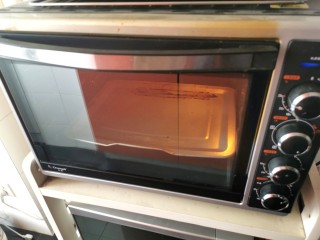 21、家庭版快手烧烤大餐·有肉有菜,烤箱预热，上下火210度