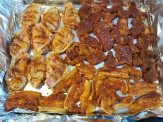 23、家庭版快手烧烤大餐·有肉有菜,均匀刷在肉类食材上