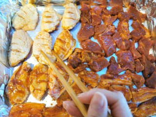 24、家庭版快手烧烤大餐·有肉有菜,鸡翅翻面继续刷均匀