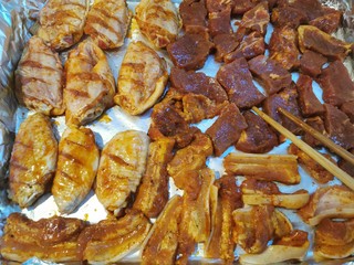 25、家庭版快手烧烤大餐·有肉有菜,牛排和五花肉也翻面刷均匀