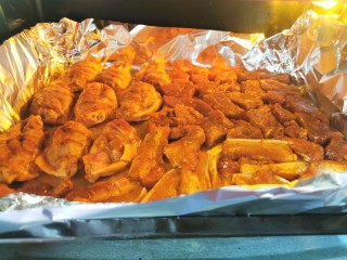 26、家庭版快手烧烤大餐·有肉有菜,放入预热好的烤箱