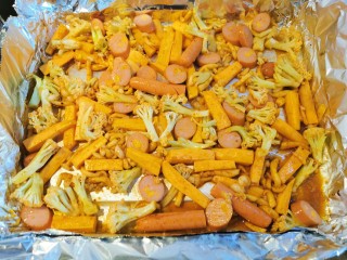 30、家庭版快手烧烤大餐·有肉有菜,蔬菜放入铺好锡纸的烤盘内铺满