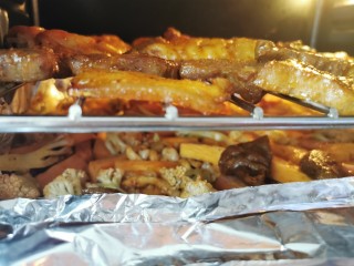 32、家庭版快手烧烤大餐·有肉有菜,上层放入烤网