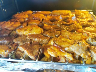 33、家庭版快手烧烤大餐·有肉有菜,肉类食材用筷子夹取，铺在烤网上