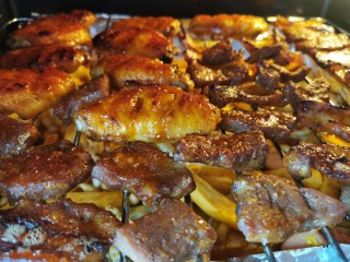 35、家庭版快手烧烤大餐·有肉有菜,中间也可以再刷点酱料