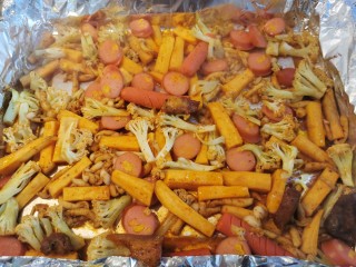 36、家庭版快手烧烤大餐·有肉有菜,烤制15-20分钟后，取出蔬菜烤盘