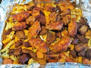 37、家庭版快手烧烤大餐·有肉有菜,将肉类食材铺在蔬菜上面