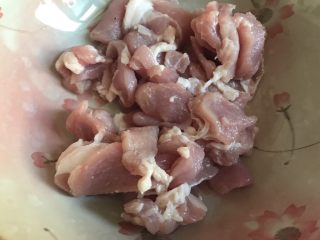 1、红红火火水煮肉片,猪肉切成薄片