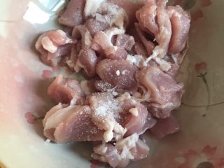 2、红红火火水煮肉片,加入一勺盐