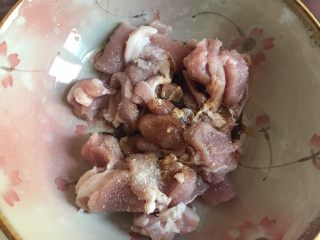 4、红红火火水煮肉片,1勺酱油