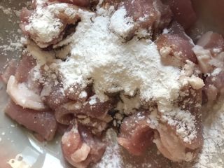 5、红红火火水煮肉片,1勺淀粉搅拌均匀