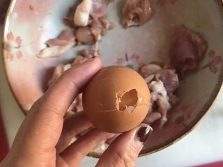 6、红红火火水煮肉片,鸡蛋从顶部敲一个小孔