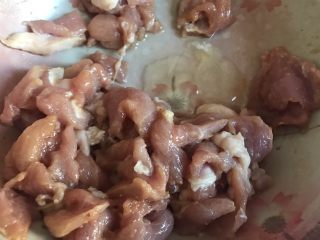 7、红红火火水煮肉片,倒入一半蛋清到肉片中拌匀，放入冰箱冷藏腌制15分钟