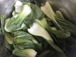 8、红红火火水煮肉片,3颗青菜拆开洗净