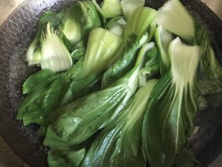 9、红红火火水煮肉片,锅中烧开水，放入洗净的青菜焯烫1分钟后捞出